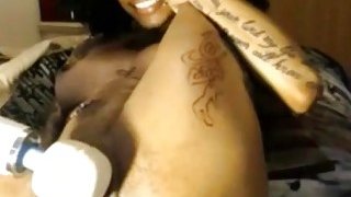 Tattoed horny ebony dildoing pussy on webcam